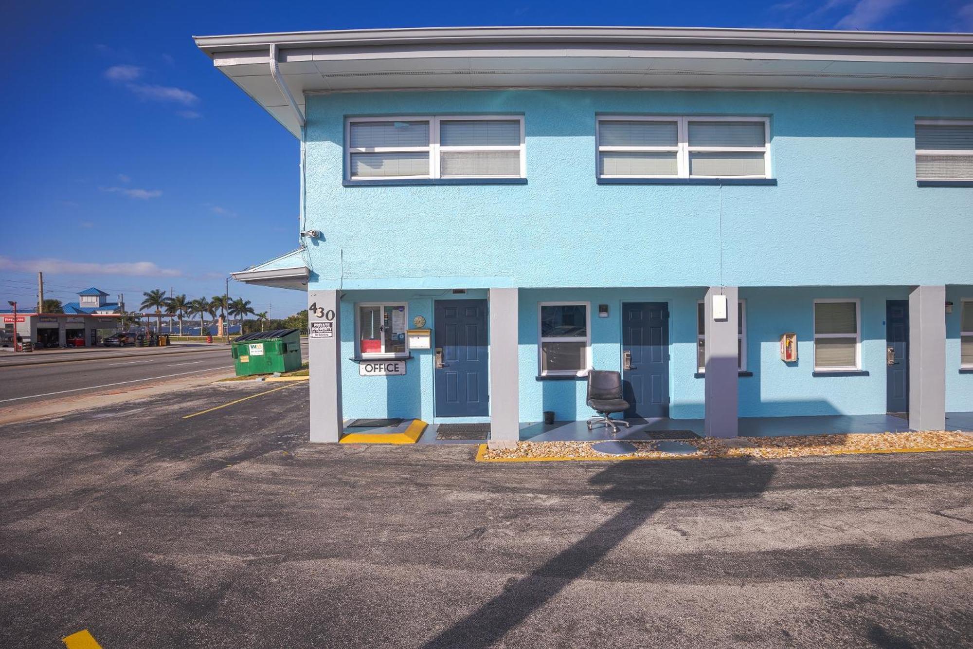 Aladdin Motel Merritt Island Buitenkant foto